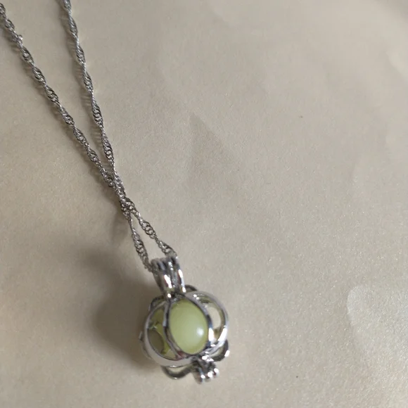 Glow in Dark Paw Print Necklace! - Picture 5 of 9